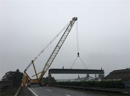 巨象吊裝260T履帶吊鋼箱梁吊裝作業 巨象吊裝260T履帶吊鋼箱梁吊裝作業